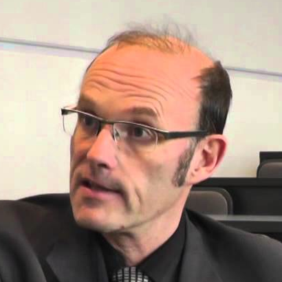 <h5>Devant ou derrière l'écran...<br>Une généalogie critique des "relations azerty"</h5>