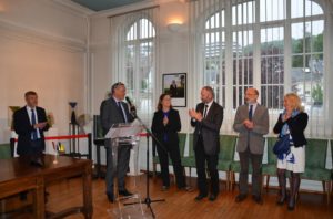 Cocktail de bienvenue à la Mairie de Sainte-Adresse Un cocktail de bienvenue a été organisé le soir du premier jour du colloque. Il a eu lieu à la Mairie de Sainte-Adresse.